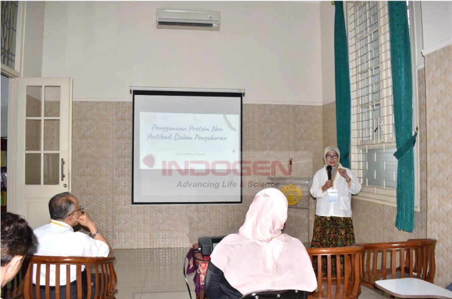 Gambar 5. Pemaparan Materi dari Dept. Biokimia FKUI - Drg. Dwirini Retno