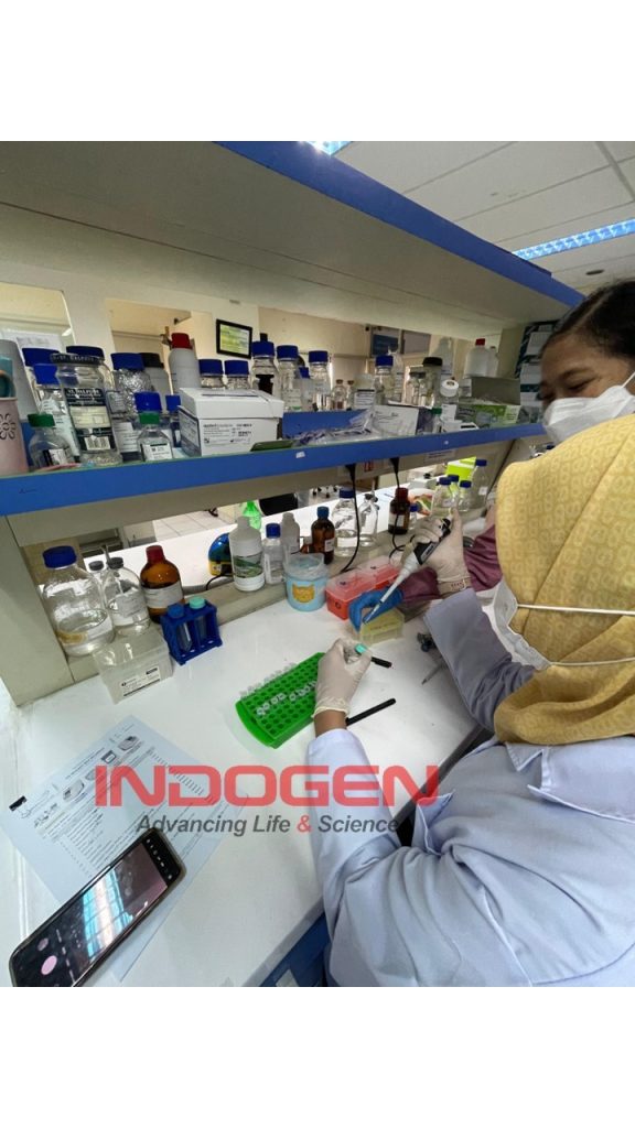 Gambar 5. Peserta Workshop melakukan Teknik Pipetting dan Teknik Pengenceran