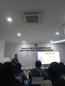 Gambar 4. Penyampaian Materi oleh Dr. rer. nat Afiat Berbudi, dr., M. Kes