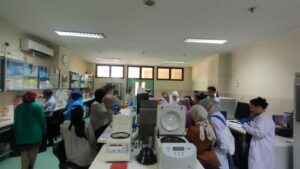 Gambar 7. Percobaan Hands on ELISA secara langsung oleh peserta