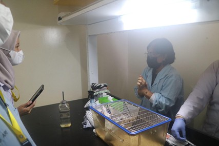Gambar 20. Pemaparan Materi Terkait Animal Handling oleh Dr. Dra. Puspita Eka Wuyung