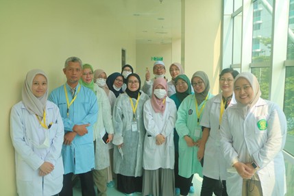 Gambar 22. Dokumentasi Kelompok Peserta 2 dan Tim PT Indogen
