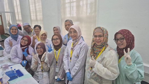 Gambar 3. Kelompok Peserta ke-2 dalam workshop pengujian ELISA beserta tutor dari Departemen Farmasi Kedokteran FKUI dan PT Indogen Intertama