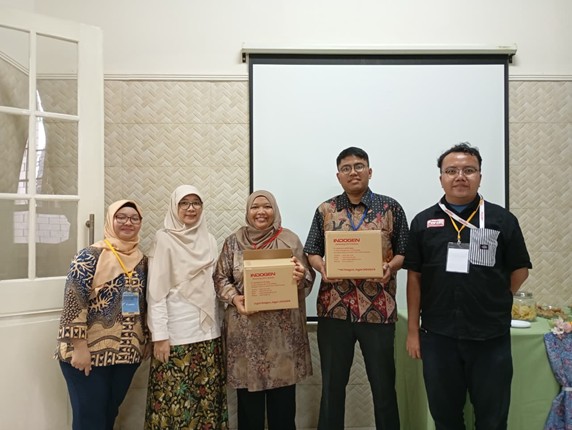 Gambar 15. Pemberian Doorprize Medium RF12 kepada Peserta Pemenang