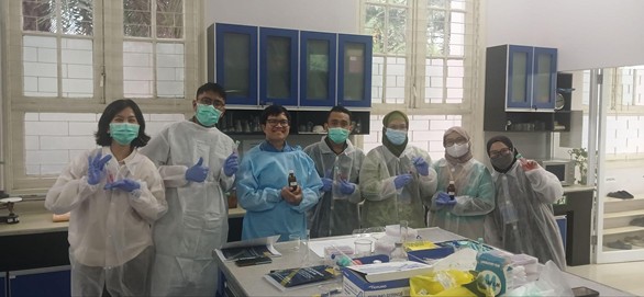 Gambar 5. Peserta masing-masing membuat medium kultur A dan B sebanyak 10mL