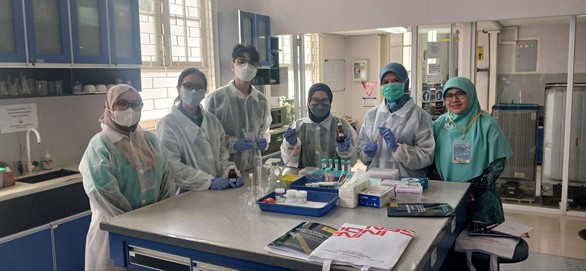 Gambar 5. Peserta masing-masing membuat medium kultur A dan B sebanyak 10mL