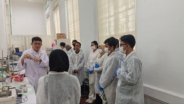 Gambar 9. Pemaparan proses ekstraksi dan pengantaran bahan alam oleh Bapak apt. Wildzar Fachri, S.Farm., M.Si