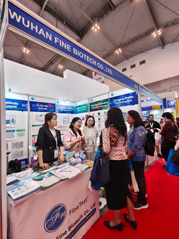 Gambar 13. Suasana diskusi tanya jawab di booth FineTest