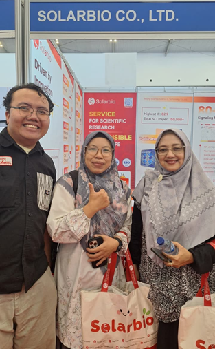 Gambar 14. Pengunjung Solarbio yang mendapatkan souvenir tas berisi boneka dan flyer