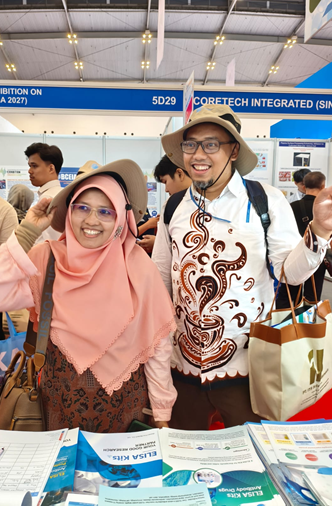 Gambar 15. Pengunjung FineTest yang mendapatkan souvenir topi