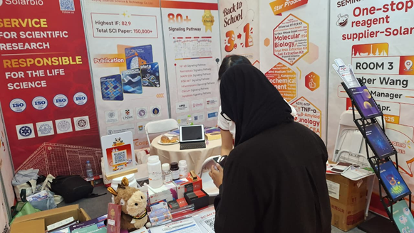 Gambar 7. Staf Solarbio mendampingi pengunjung sembari memperlihatkan produk