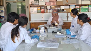 Gambar 2. Proses Ekstraksi yang Dipandu oleh Ibu Rizka Purnamawati, M.Si
