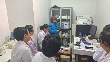 Gambar 4. Sesi penjelasan dan running HPLC bersama Ibu Rosydiati, M.Si.