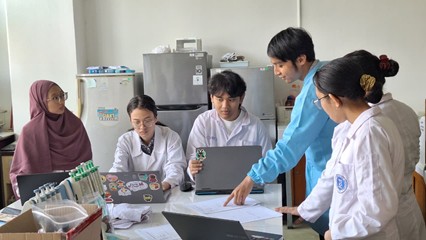 Gambar 5. Diskusi dan pengolahan data hasil HPLC dibantu oleh Pak Aquila Kafka, S. T
