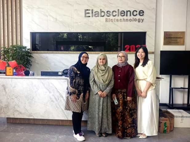 Gambar 1. Foto Bersama Tim Elabscience