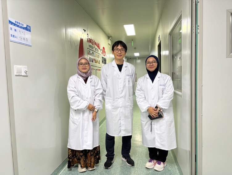 Gambar 3. Foto Bersama Mr. Chen, Technical Support Flowcytometry Elabscience