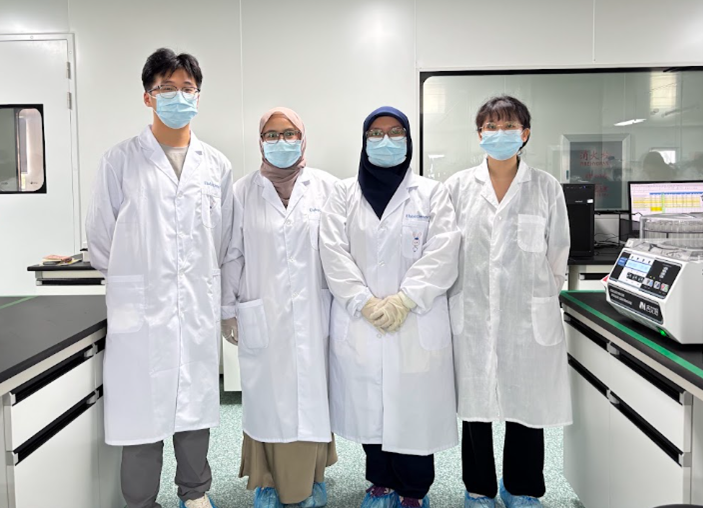 Gambar 31. Foto bersama Mr. Li (Technical Support ELISA) dan Ms. Jie (QC Team)