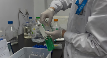 Gambar 5. Proses pemasangan gel pada tangki elektroforesis