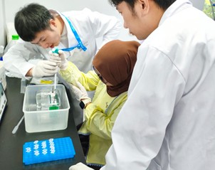 Gambar 9. Tim Indogen mencoba untuk loading sampel 1