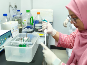 Gambar 9. Tim Indogen mencoba untuk loading sampel 2